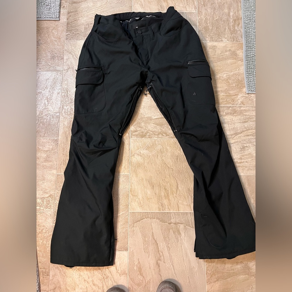 Black ladies large burton snowboard pants. Excellent used condition.